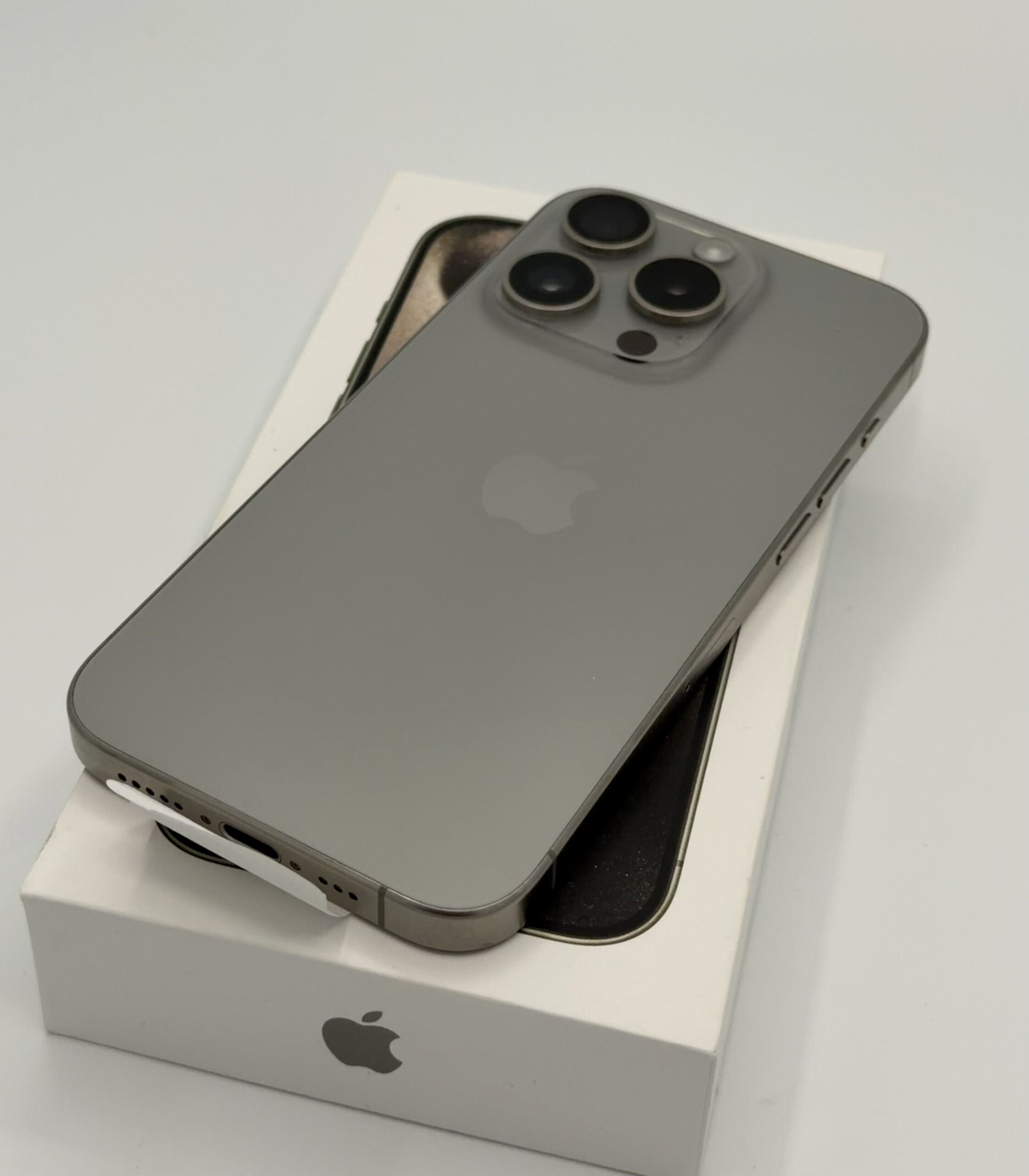 iPhone 15 Pro 128GB Naturel Titan | Krasvrij glas | Batt 89% - Afbeelding 2